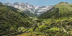 Pohled na údolí s vesnicí Gavarnie