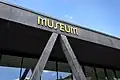 Průčelí moderní přístavy s logem muzea