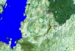 Kaldera Gedamsa a jezero Koka (vlevo) na snímku družice Landsat z roku 1999