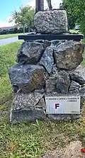 Detail pomníku v místě tábora s kamenem z appelplatzu