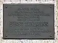 Pamětní deska na nádvoří krematoria v Buchenwaldu