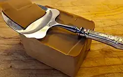 kostka kozího brunost s kráječem