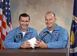 Zleva : Gordon, Conrad