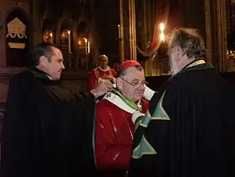 Kardinál Duka přijímá duchovní Velkokříž sv. Lazara