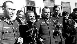 Setkání generála Pannwitze, (třetí zleva v popředí) s důstojníky XV. kozáckého jezdeckého sboru. Vedle něj v kozáckém (druhý zleva v popředí) Andrej Grigorjevič Škuro (rok 1943).