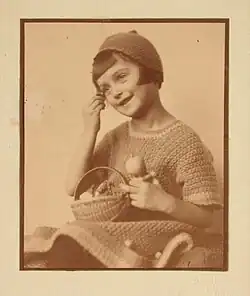 Slečna v háčkovaném kabátku, 1930