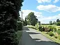 Ulice před domem čp. 30 v Zahradách