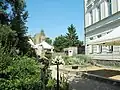 Geopark u budovy školy, v pozadí říčanský hrad