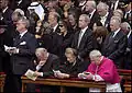 Královna Paola s Albertem II., princem Henrikem Dánským, Bernadette Chiracovou, portugalským prezidentem Jorge Sampaio, George W. Bushem a Laurou Bushovou, estonským prezidentem Arnoldem Rüütelem a filipínským prezidentkou Glorií Macapagal-Arroy na pohřbu Jana Pavla II.