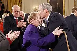 Prezident George W. Bush líbá Arlene Howardovou na čele, 15. ledna 2009.