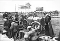 Georges Boillot na Peugeotu mění pneumatiky (Grand Prix Francie 1912)