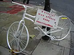 Ghost bike v Gray's Inn Road, Londýn, 2005