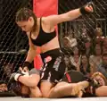 Ženská MMA bojovnice dobíjí soupeřku