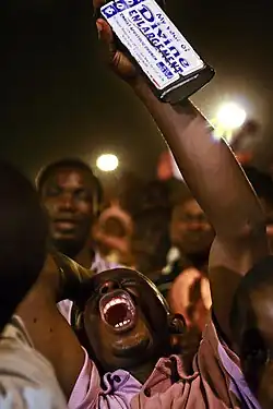 Bůh je srdcem života v Nigérii a Esiebo dokumentuje velká shromáždění zvaná křížové výpravy, které se konají po celé zemi, kde se shromažďuje obrovský dav, aby zažehl svou víru a hledal duchovní řešení svých různých problémů.