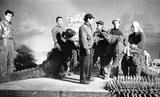 Nakadžima (druhý zleva) během natáčení druhého filmu série o Godzille, 1955