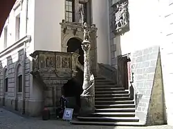 Barevná fotografie renesančního portálu a sochy symbolizující spravedlnost, která je součástí architektury staré raddnice v Görlitz
