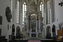 Barevná fotografie s pohledem na pozdně gotický oltář v kostele Nejsvětější Trojice