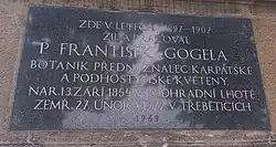 Pamětní deska Františka Gogely na budově fary