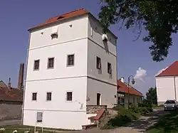 GolčůvJeníkov-tvrz.JPG