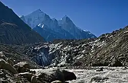 Čelo ledovce Gangotri. V pozadí se tyčí vrcholy Bhagirathi.