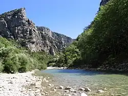 řeka v soutěsce