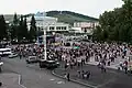 Centrální náměstí v Gorno-Altajsku při oslavách 250. výročí připojení k Rusku; v pozadí budova divadla