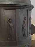 Detail kachlové stěny s figurálními prvky