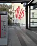 Tag vytvořený pomocí hasícího přístroje, kdy byla hasicí kapalina nahrazena červenou barvou.