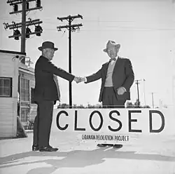 Hikaru Iwasaki: Šúiči Jamamoto, poslední evakuovaný, opouští kemp Amache, Granada Relocation Center, Colorado, 15. října 1945