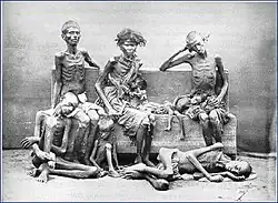 Hladovějící děti na lavičce, 1945