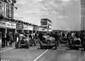 Grid Grand Prix Francie v Remeši 1932 (Jean Gaupillat T51 - st. č. 2, Philippe Étancelin Alfa Romeo Monza st. č. 4, Max Fourny T51 - st. č. 6)