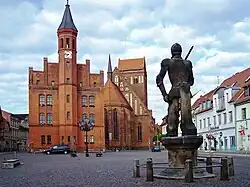 Perleberská radnice, vpravo kostel sv. Jakuba Většího