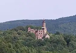 Pohled ke vstupnímu čelu horního hradu; vpravo pod hlavní věží vyčnívá střecha předsunuté (regotizované) brány.