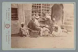 Délié & Béchard, Skupina před kavárnou s deskovou hrou, carte-de-visite, 1869–1890, sb. Rijksmuseum