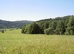 Pohled na místo zaniklé vesnice (v pozadí Velký Zvon)