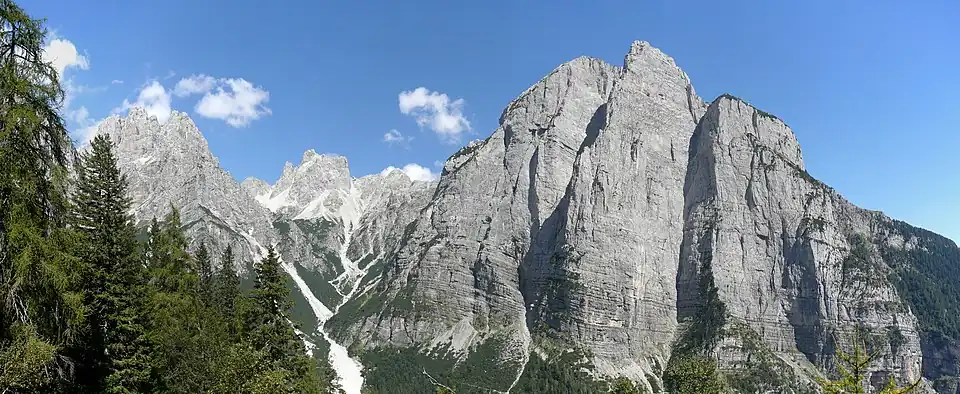Nejvyšší kolmou stěnu k extrémnímu lezení poskytuje Croz dell'Altissimo