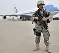 Ostraha Air Force One na letišti v Iráku vyzbrojená karabinou M4