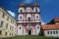 Průčelí kostela