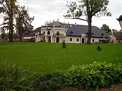 Gulbene, opravená část zámeckého komplexu sloužící dnes jako hotel