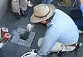 Demnig při pokládání tzv. stolpersteinu (Königswinter, 2007)