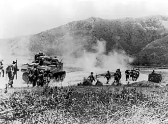 Gurkové postupují za podpory tanků M3 Lee/Grant proti Japoncům na silnici Imphál–Kohima