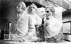 Model na místě zobrazující zamýšlenou konečnou podobu Mount Rushmore po přemístění Jeffersona a „před vyčerpáním finančních prostředků“[14]