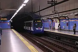 Vlak řady 9000 ve stanici Guzmán el Bueno