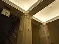 Sloupy zdobené ornamenty ve stylu historicismu s novorenesančními prvky