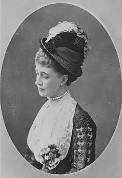 Lady Hélène Standishová, manželka lorda Henryho Noailles Widdringtona Standishe, 1874.