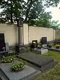 Náhrobek ve formě božích muk s reliéfem od Otokara Waltera