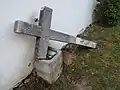 Kříž u zdi márnice