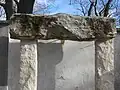 Moderní náhrobek ve tvaru brány