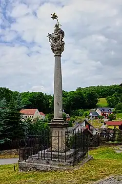 H. Slavkov sloup se sousoším Nejsvětější Trojice (2).jpg