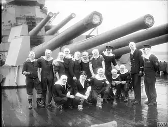 Dělostřelci z HMS Duke of York po bitvě